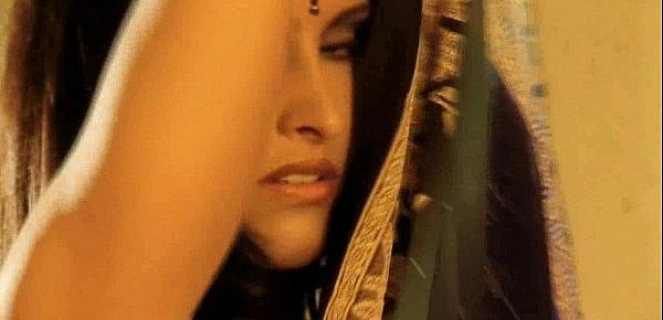 Mysterious Bollywood Babe Shows Off